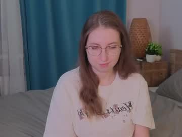 Oliviavele Chaturbate stream image from April 19, 2026