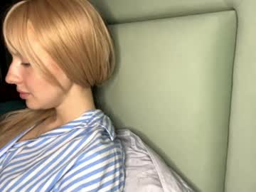 Cutieblondyy Chaturbate stream image from April 19, 2026