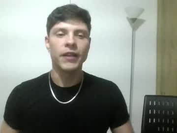 82tomas Chaturbate stream image from April 21, 2026