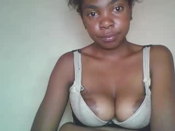 Thalyra Chaturbate stream image from April 21, 2026