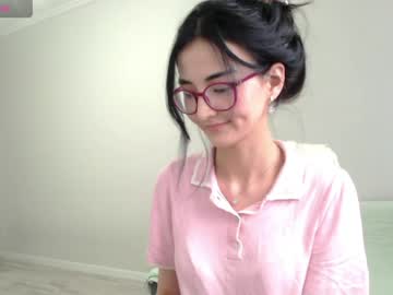 Niufrommacau Chaturbate stream image from April 21, 2026