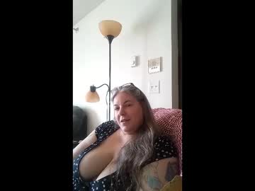 Hippysnewhere Chaturbate stream image from April 21, 2026