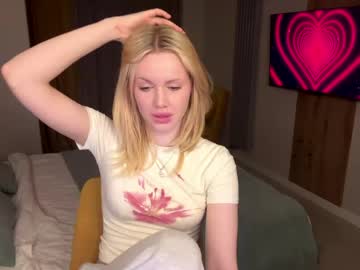 Moonavellee Chaturbate stream image from April 22, 2026