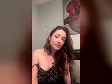 Housewifeelle Chaturbate stream image from April 22, 2026