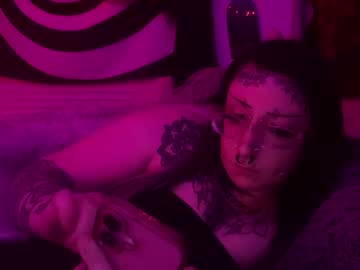 Hell0kittyblood Chaturbate stream image from April 23, 2026