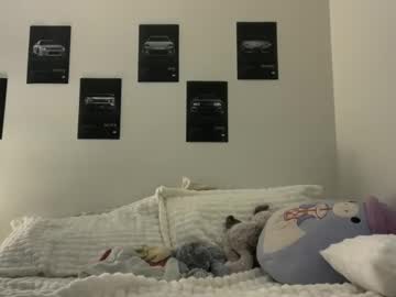 Itsizzybear Chaturbate stream image from April 23, 2026