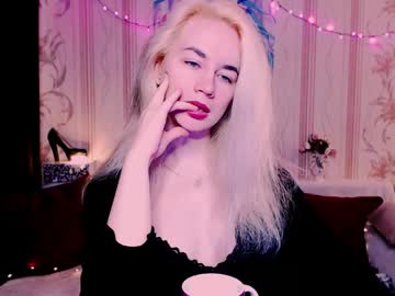 Carinfox Chaturbate stream image from April 24, 2026