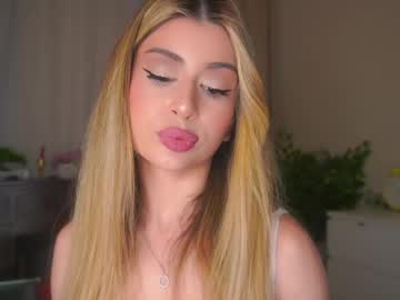 Holayoula Chaturbate stream image from April 24, 2026