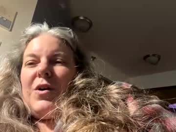Hippysnewhere Chaturbate stream image from April 24, 2026