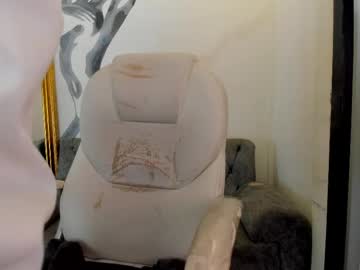 Izzywilliamss Chaturbate stream image from April 25, 2026