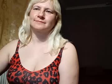 Goldenmilf44 Chaturbate stream image from April 25, 2026