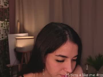 Leeannepizzini Chaturbate stream image from April 25, 2026