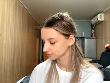 Aundreaschindewolf Chaturbate stream image from April 26, 2026