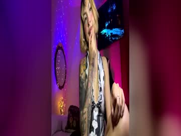 Mooncinna Chaturbate stream image from April 28, 2026
