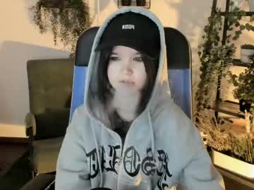 Elainebeness Chaturbate stream image from April 29, 2026