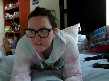 Fuzzypeaches87 Chaturbate stream image from May 05, 2026