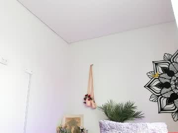 Curlybloom Chaturbate stream image from May 06, 2026