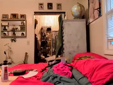 Nikki32313 Chaturbate stream image from May 08, 2026