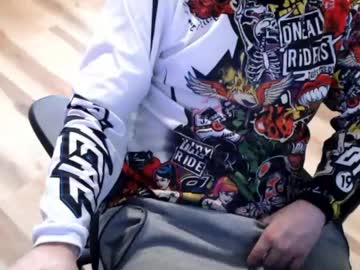 Titties_In_My_Mouth Chaturbate stream image from May 11, 2026
