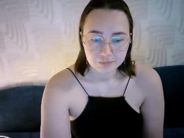 Sweetchealy Chaturbate stream image from May 12, 2026