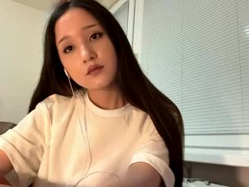 Kellyleinonen Chaturbate stream image from May 12, 2026