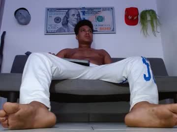 Giant_Feet Chaturbate stream image from May 13, 2026