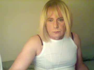 Izzy_Mchoney Chaturbate stream image from May 14, 2026