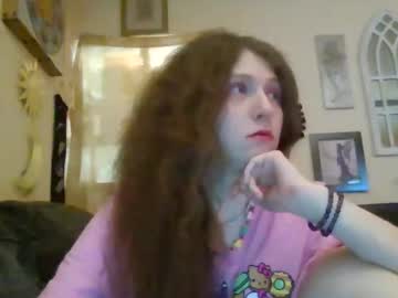 Queencrimsonlvx Chaturbate stream image from May 15, 2026