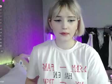 Esmevelvet Chaturbate stream image from May 17, 2026