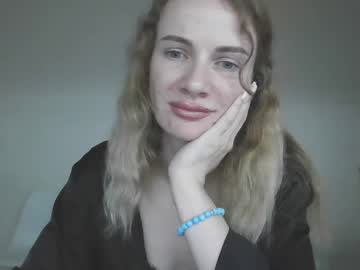 Ainyrvixxen Chaturbate stream image from May 18, 2026