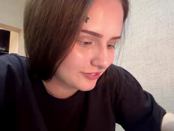 Karinecheverton Chaturbate stream image from May 20, 2026