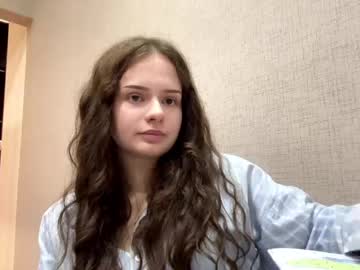 Karinecheverton Chaturbate stream image from May 21, 2026