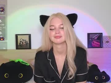 Astridmoss Chaturbate stream image from May 23, 2026