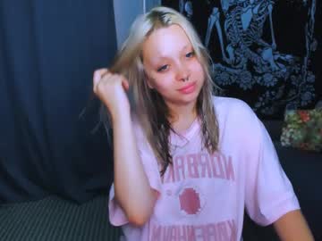 Monalauu Chaturbate stream image from May 25, 2026