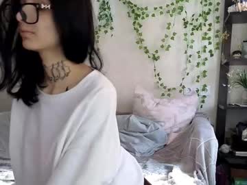 Donnahinnes Chaturbate stream image from May 26, 2026
