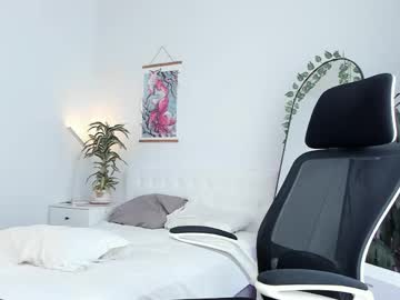 Lilyreina Chaturbate stream image from May 26, 2026