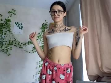 Donnahinnes Chaturbate stream image from May 27, 2026