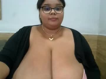 Hugenaturalbreasts Chaturbate stream image from May 29, 2026