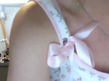 Emilydresser Chaturbate stream image from June 01, 2026