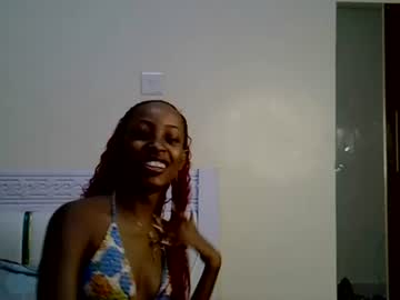 Petitenoirr Chaturbate stream image from June 17, 2026