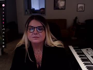 Beccalubov Chaturbate stream image from June 19, 2026