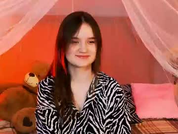 Strawbunnybite Chaturbate stream image from June 19, 2026