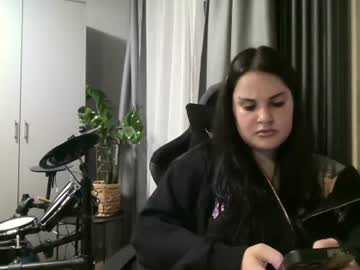 Emeldapieroni Chaturbate stream image from July 07, 2026