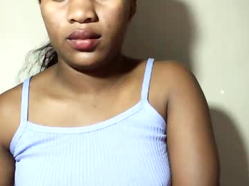 Lovelylarra Chaturbate stream image from July 09, 2026
